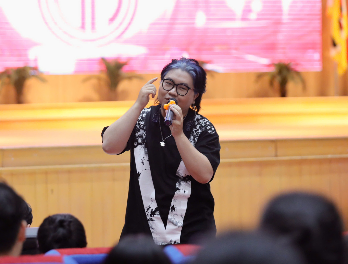 Rapper Tọi đến khuấy động buổi tuyển sinh Hoa hậu Việt Nam 2024 tại Trường Đại học Ngân hàng ngày 24/2. Nam rapper gửi đến sinh viên hai ca khúc Cô thợ may và Khi thế giới quay lưng.