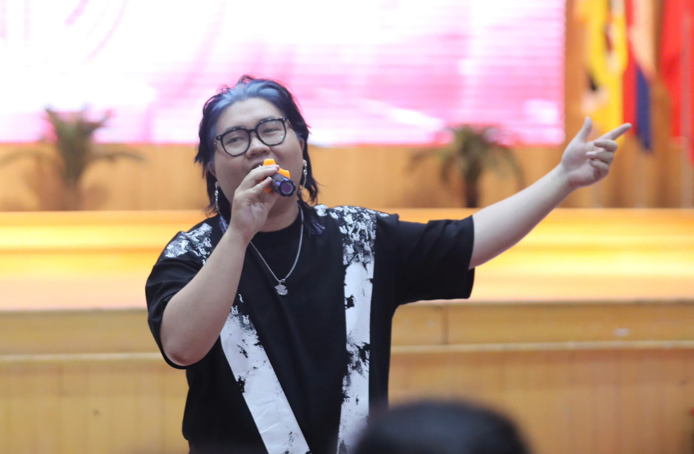 Nam rapper cho biết anh ấn tượng với tiêu chí cuộc thi Hoa hậu Việt Nam 2024 là thí sinh không trải qua phẫu thuật thẩm mỹ. &quot;Tôi biết nhiều cuộc thi hoa hậu diễn ra, nhưng lần này được tham gia biểu diễn tại Hoa hậu Việt Nam là điều vinh dự&quot;, Tọi nói.