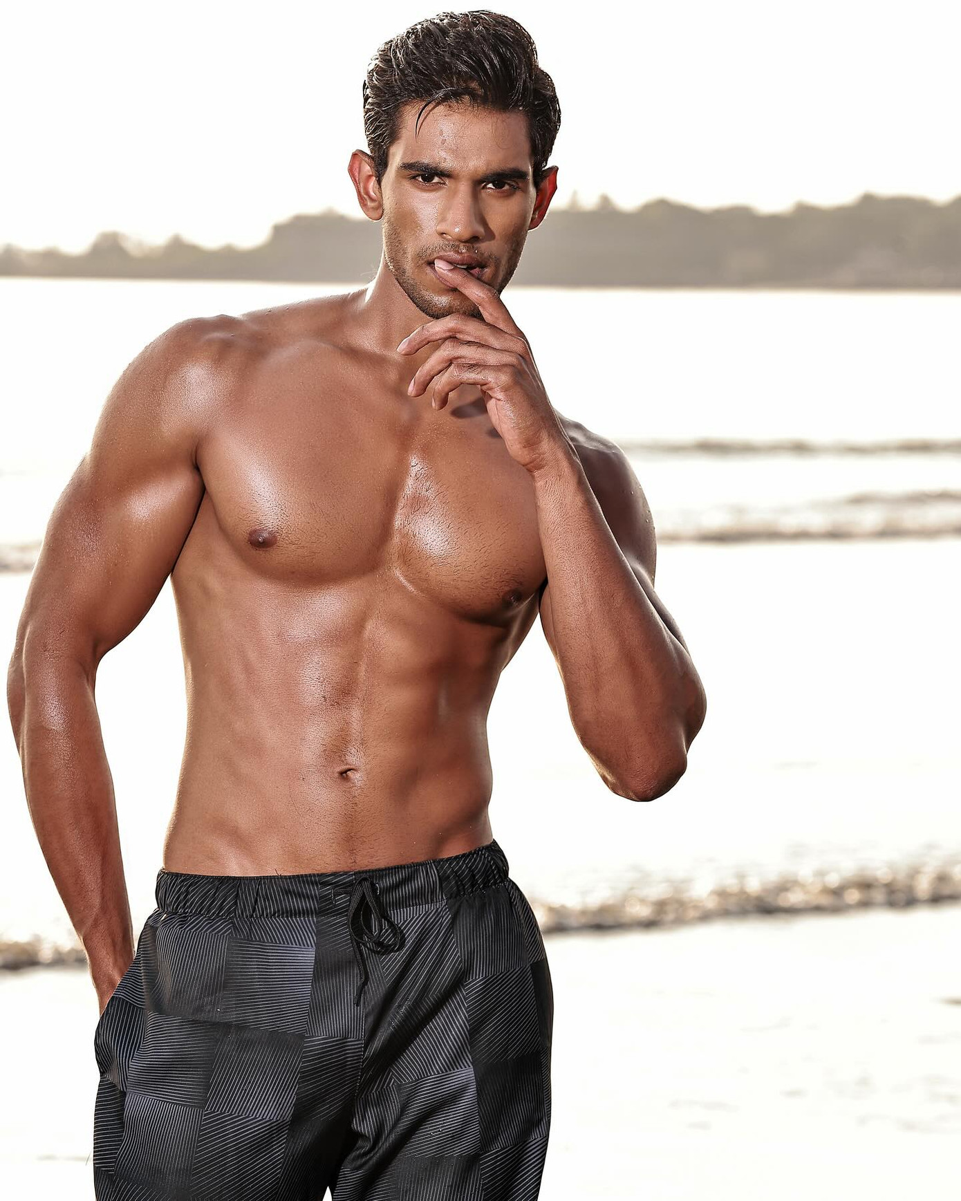 Với chiều cao 1,9 m, Nam vương Thế giới Ấn Độ là một trong những thí sinh cao nhất Mr World. Thông qua những buổi giao lưu với truyền thông, Gokul Ganesan được nhận xét ấm áp, phong thái đĩnh đạc phù hợp tiêu chí cuộc thi. Người mẫu kiêm doanh nhân người Ấn Độ chiếm được tình cảm của khán giả khi đi theo đuổi thời trang bền vững, tiên phong trong việc chống lại phân biệt giới tính.