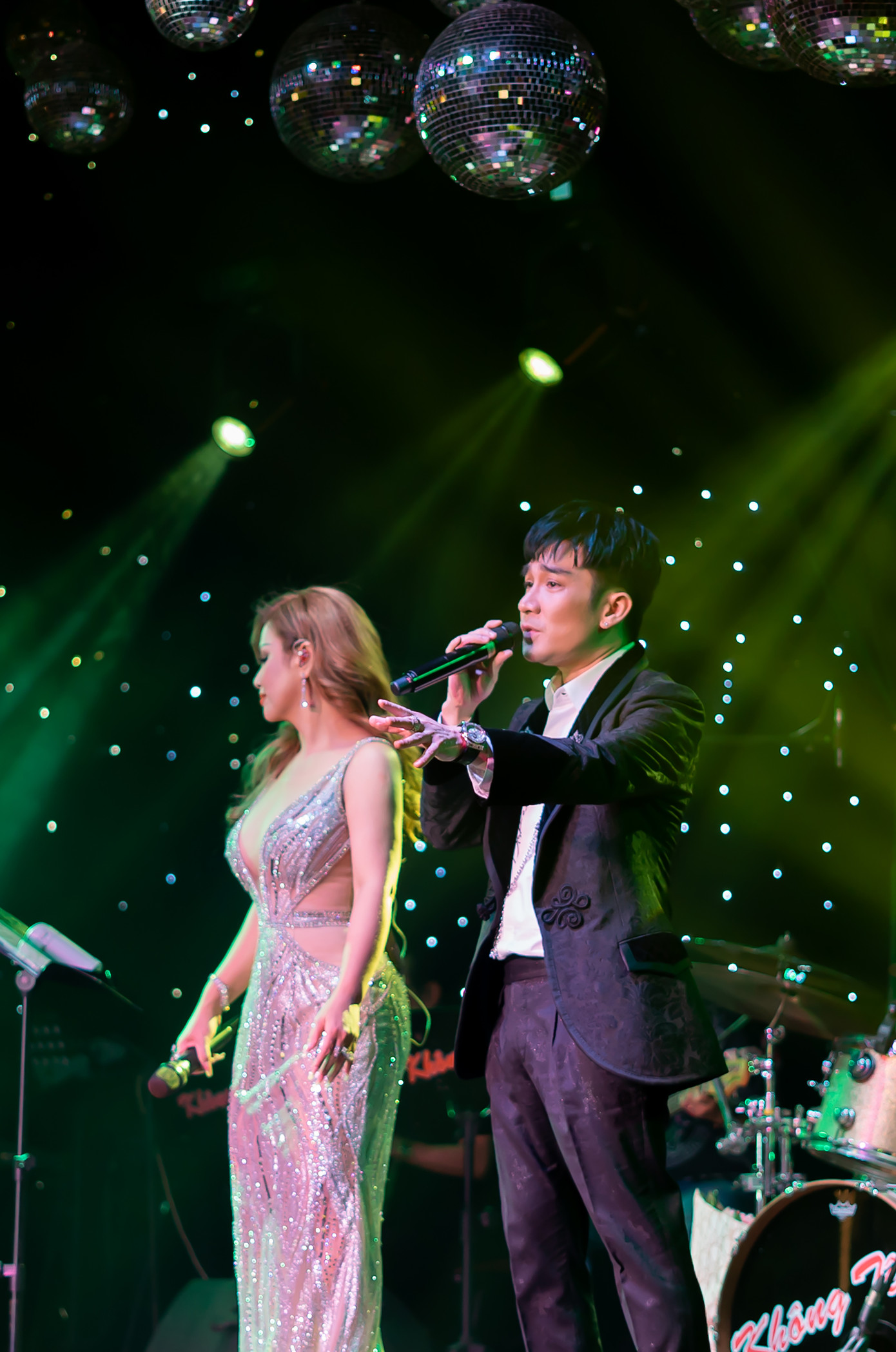 Trong phần song ca, Quang Hà có khoảnh khắc ôm eo Minh Tuyết nhằm thể hiện cảm xúc bài hát. Khi được khán giả hỏi có sợ chồng ghen không, nữ ca sĩ trả lời: &quot;Tôi và Quang Hà là đồng nghiệp, ngoài đời lại thân thiết. Chúng tôi có chung tình yêu với khán giả và âm nhạc, chồng tôi biết điều đó&quot;.