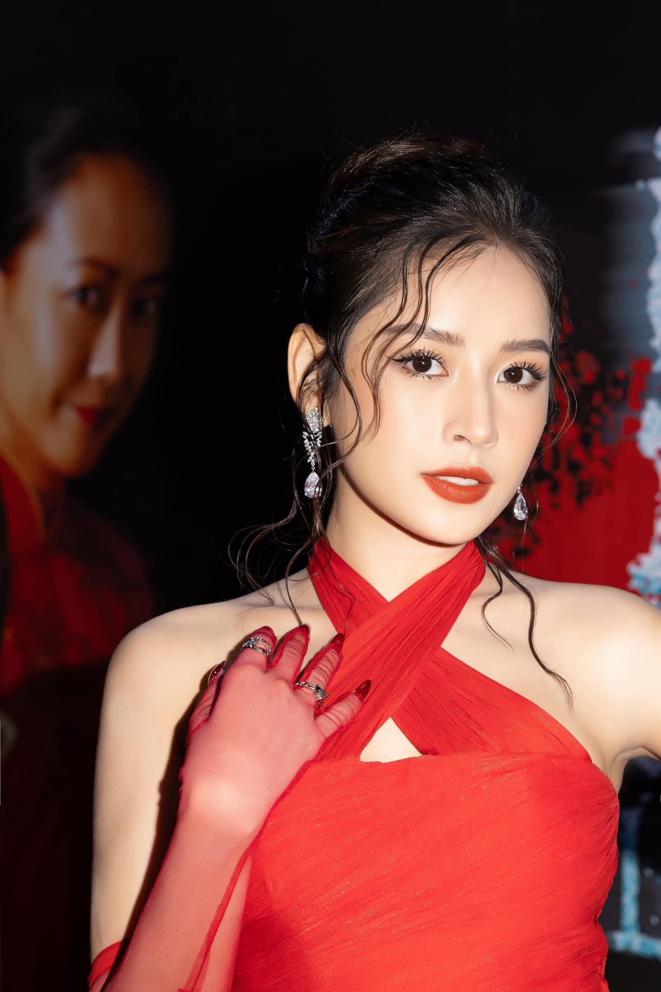 Đây được xem là lần đầu Chi Pu xuất hiện công khai sau lùm xùm bị VTV nhắc tên vì sản phẩm âm nhạc chứa nội dung nhạy cảm. Tại buổi công chiếu phim, cô xuất hiện với vẻ ngoài rạng rỡ. Người đẹp sinh năm 1993 là diễn viên chính trong dự án lần này.