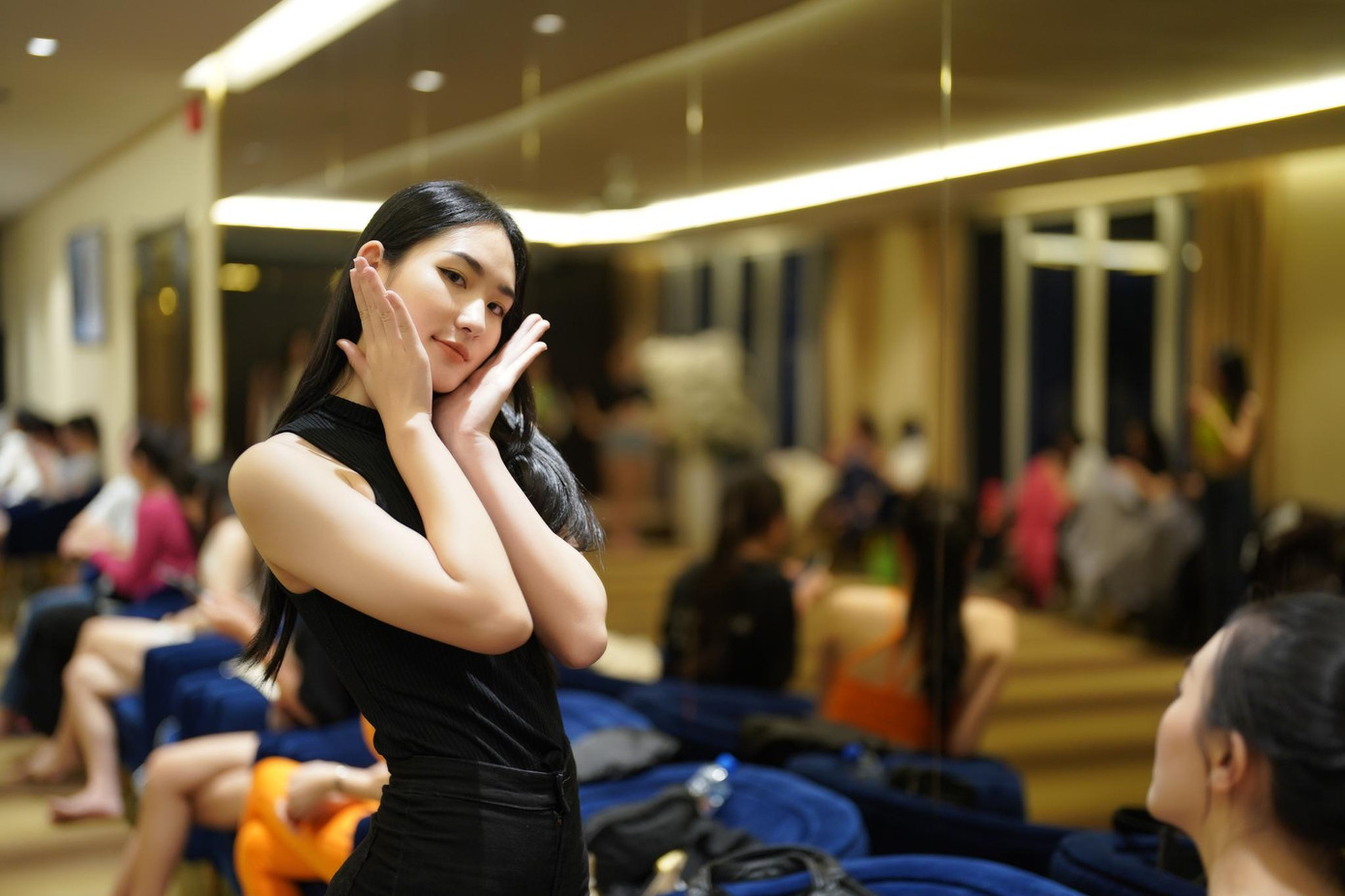 Thí sinh Nguyễn Lê Nhật Quỳnh tranh thủ tạo dáng ở giữa buổi tập. Trước đó, cô gái đến từ Hà Nội có màn tập luyện khá căng thẳng và được uốn nắn từ bước chân, động tác tay từ huấn luyện viên. Thí sinh Nguyễn Lê Nhật Quỳnh tranh thủ tạo dáng ở giữa buổi tập. Trước đó, cô gái đến từ Hà Nội có màn tập luyện khá căng thẳng và được uốn nắn từ bước chân, động tác tay từ huấn luyện viên.