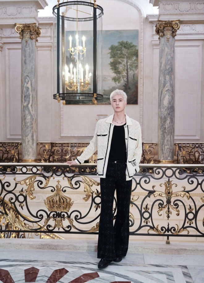 Vương Nhất Bác hiện là đại sứ hình tượng tại Trung Quốc của Chanel. Nam diễn viên tôn lên bộ trang phục vốn khó mặc, dễ bị nữ tính của thương hiệu xa xỉ.