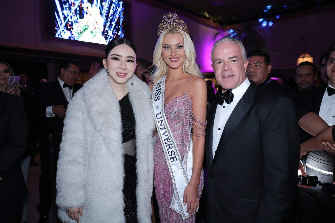 Anne Jakkaphong Jakrajutatip (trái) cùng đương kim Hoa hậu Hoàn vũ.