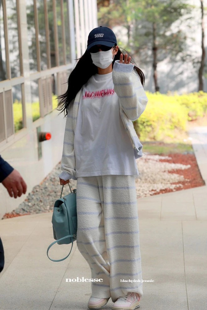 Jennie và Jisoo tại sân bay chuẩn bị sang Australia biểu diễn. Jennie và Jisoo tại sân bay chuẩn bị sang Australia biểu diễn.