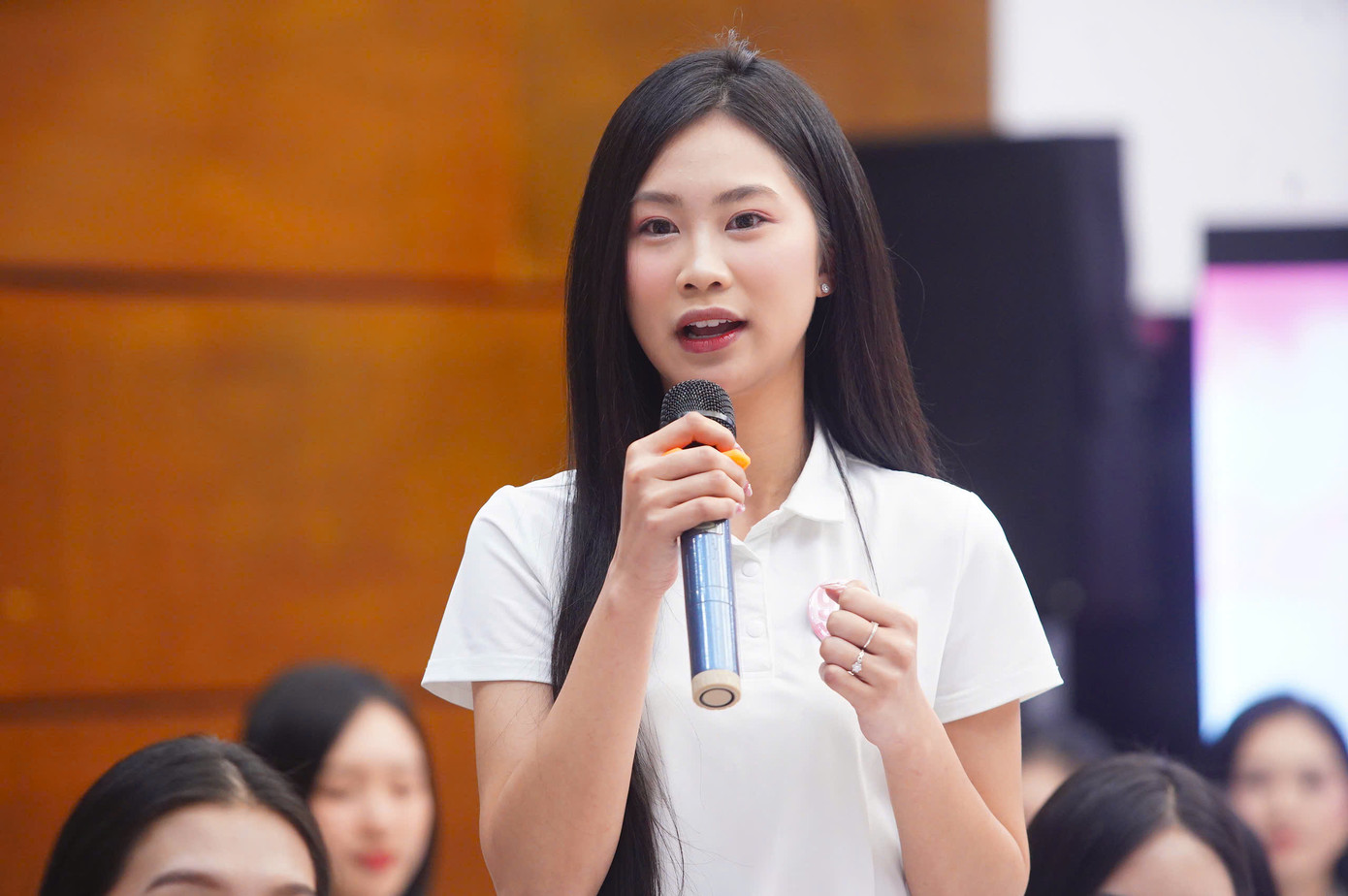 Ngoài việc lắng nghe những chia sẻ của Ban giám khảo Hoa hậu Việt Nam 2024, Ban biên tập báo Tiền Phong, các thí sinh có cơ hội đặt câu hỏi giao lưu. Thí sinh ngày càng dạn dĩ sau hành trình một tháng được rèn phong thái, khả năng ứng xử. Phần lớn thí sinh đặt câu hỏi về chủ đề Rạng rỡ Việt Nam, các hoạt động thiện nguyện đồng hành cùng cuộc thi...