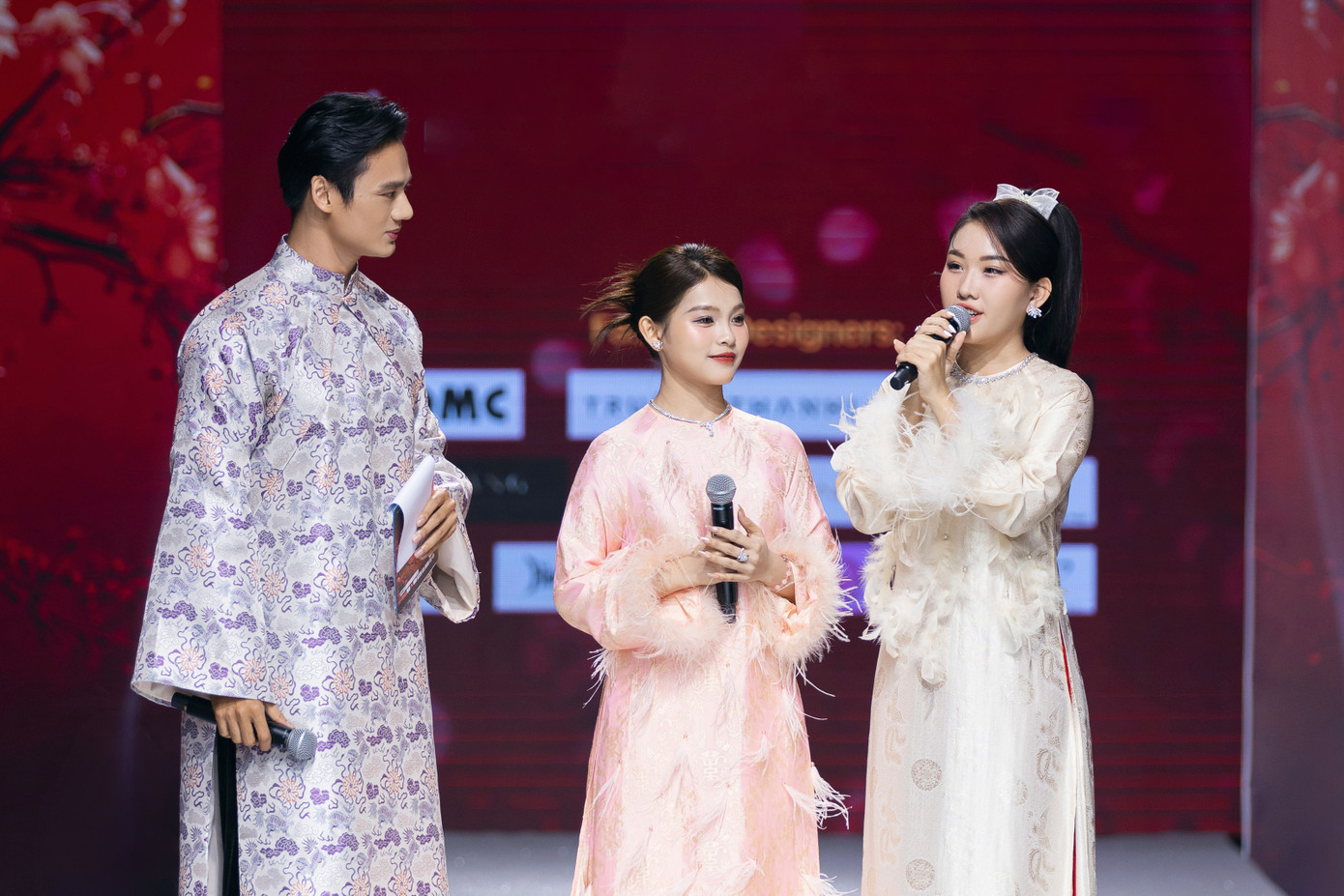 Thiêng Ngân (ngoài cùng bên phải) nói cô trân trọng từng khoảnh khắc được đi hát. Cô nói hạnh phúc vì những người bạn của ca sĩ Phi Nhung luôn nhớ đến, tạo cơ hội để chị em cô được theo nghề mẹ.