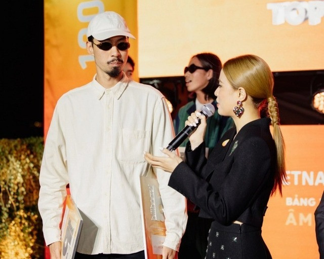 Sáng 1/4, mạng xã hội lan truyền tin Hoàng Thùy Linh và Đen Vâu chính thức thành đôi. Nhiều hình ảnh cho thấy ca sĩ Mang tiền về cho mẹ đưa Hoàng Thùy Linh về nhà lúc 0h sau sự kiện ngày 28/3. Giữa nghi vấn đã làm lễ ăn hỏi và sắp cưới, hai ca sĩ im lặng. Tiền Phong liên hệ đại diện truyền thông của Hoàng Thùy Linh nhưng chưa nhận được phản hồi.