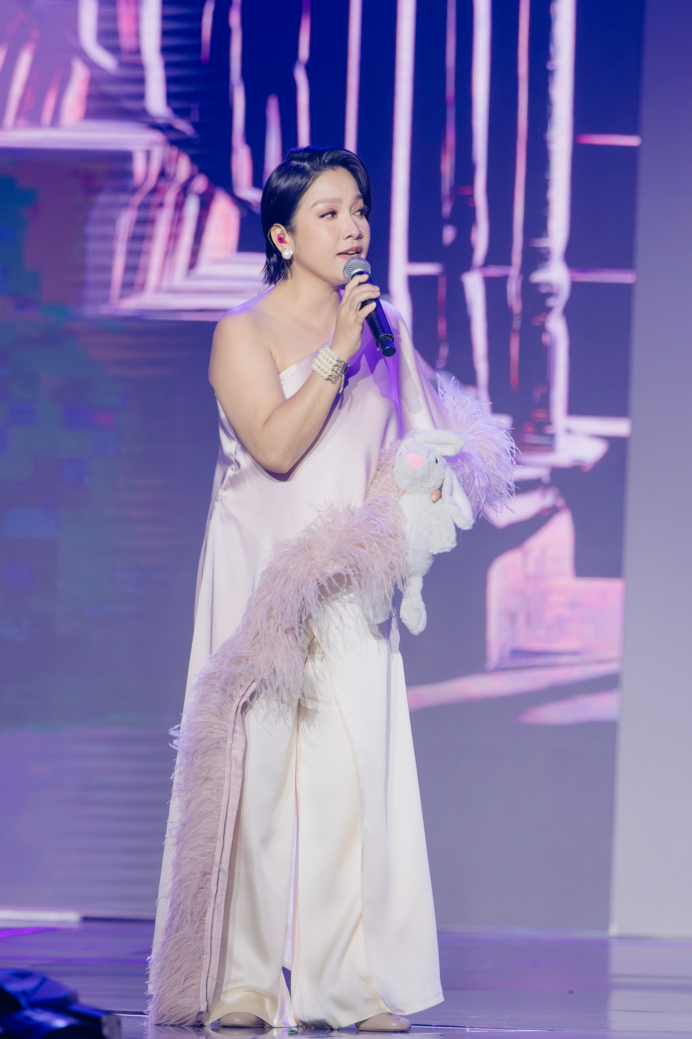 Các chị đẹp trong tiết mục Một thế giới bằng hai gang tay. Các chị đẹp trong tiết mục Một thế giới bằng hai gang tay.