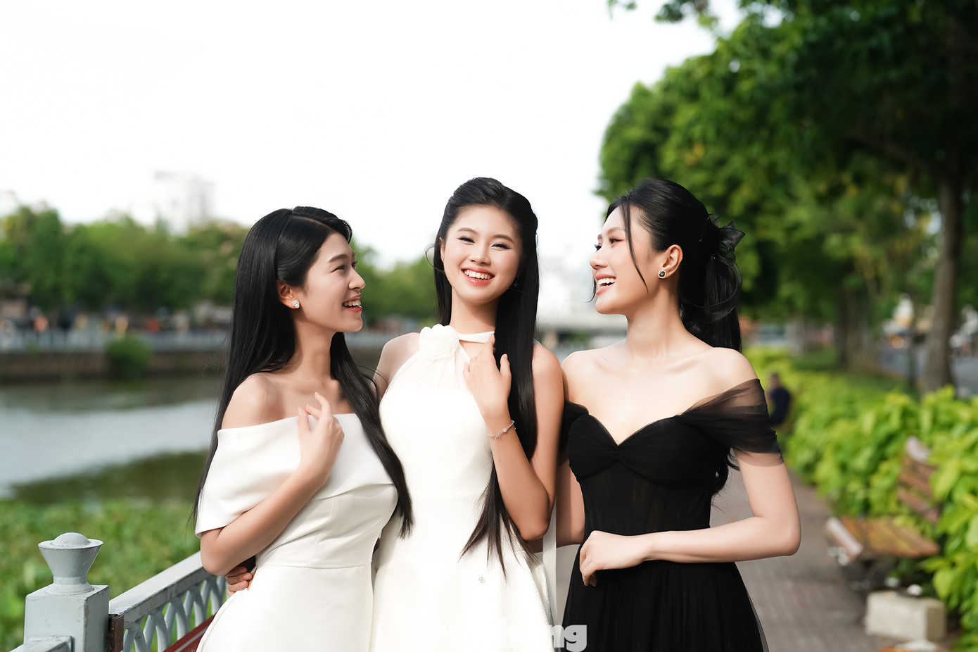 Các thí sinh tranh thủ thời gian nghỉ ngơi hiếm hoi, lưu lại khoảnh khắc thân thiết. Thanh Thảo, Bảo Hà và Thùy Nhiên mang ba vẻ đẹp khác nhau, không trộn lẫn.