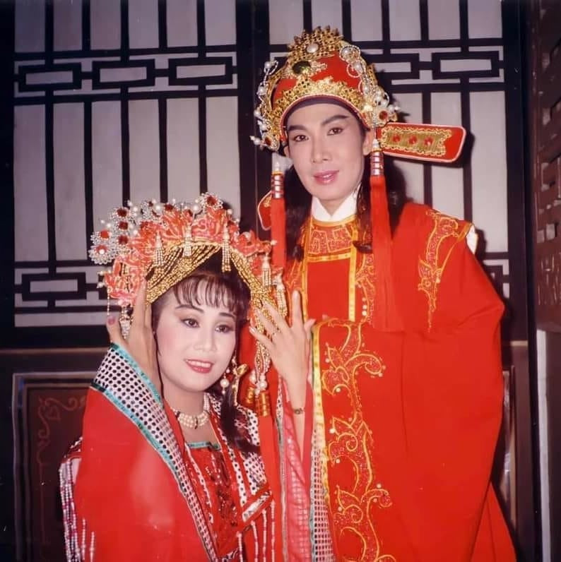 NSƯT Vũ Linh và Tài Linh là cặp đào kép nổi tiếng của sân khấu cải lương miền Nam. NSƯT Vũ Linh và Tài Linh là cặp đào kép nổi tiếng của sân khấu cải lương miền Nam.