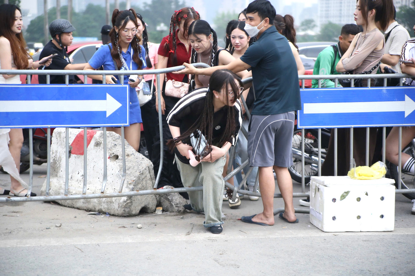 Nhiều khán giả bỏ qua bước xếp hàng, trèo rào, chui qua cổng chắn để rút ngắn thời gian đến cổng check-in hạng vé.