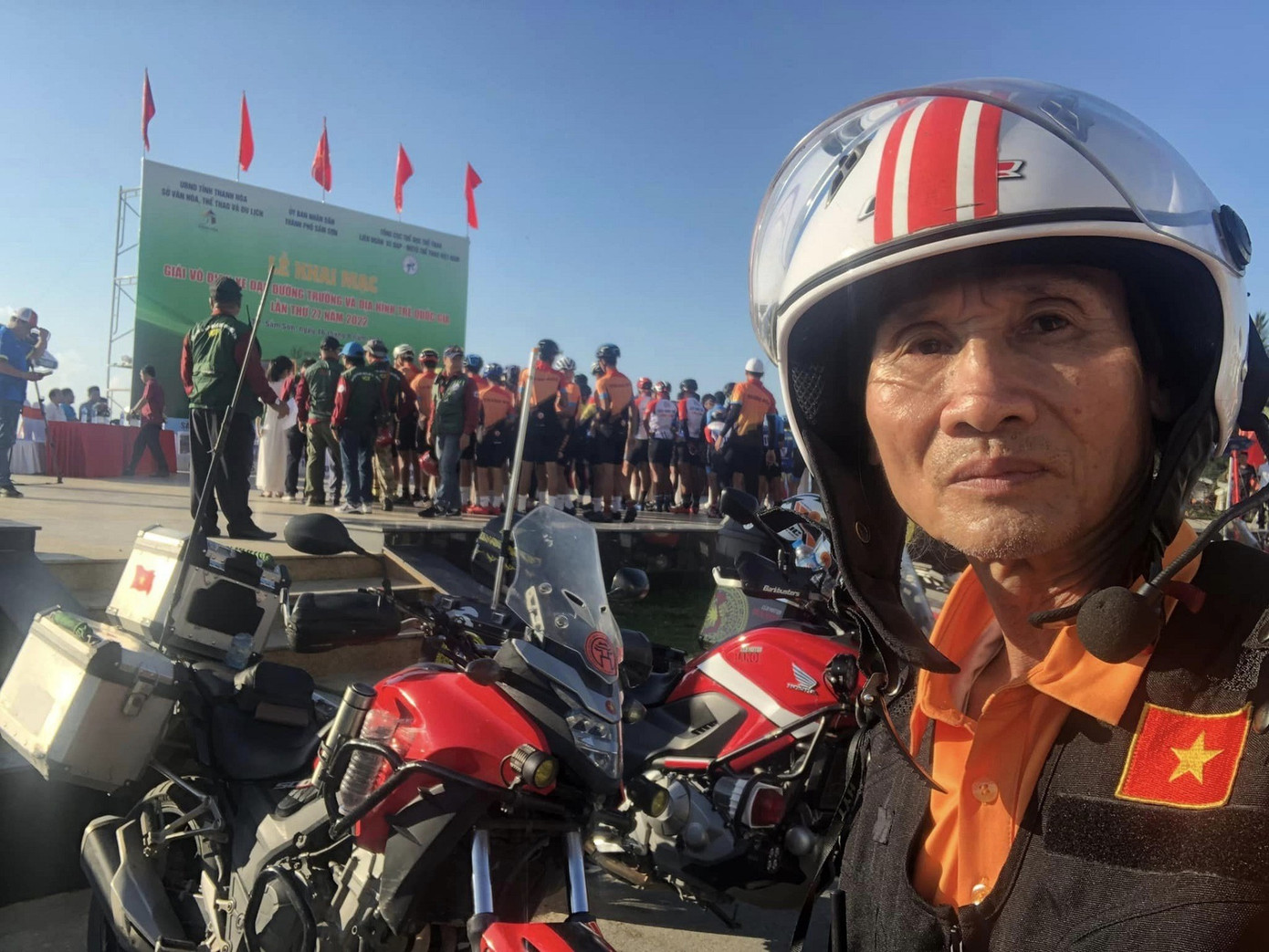 Ông Hùng và chiếc mô tô đồng hành trong nhiều chuyến phượt khắp đất nước.