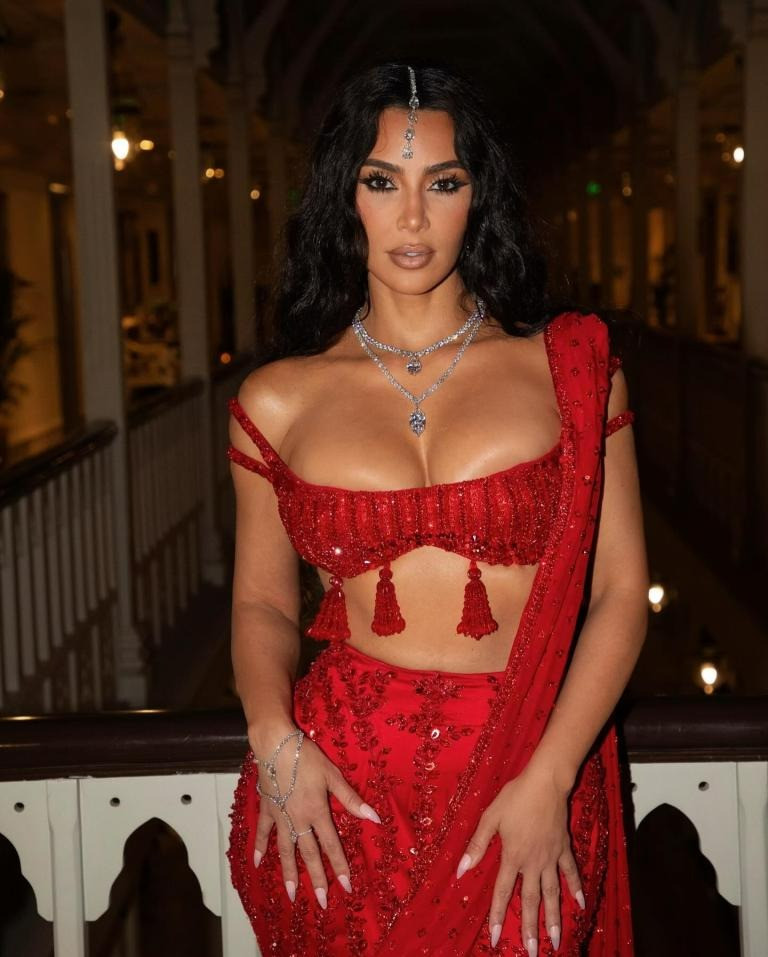 Khuyên tai của Kardashian có hai viên kim cương hình quả lê với tổng trọng lượng là 29 carat. Khuyên tai của Kardashian có hai viên kim cương hình quả lê với tổng trọng lượng là 29 carat.