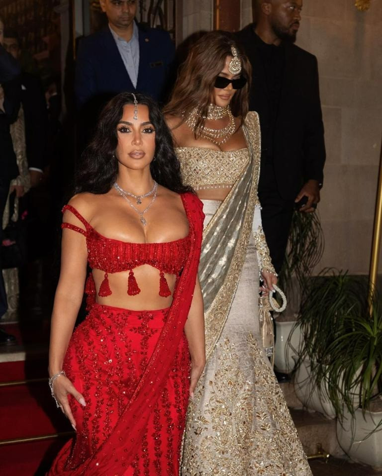 Tại ngày đầu tiệc cưới, Kim Kardashian diện váy gợi cảm hơi hướm truyền thống của Ấn Độ, được gọi là lehenga đến từ thương hiệu đắt đỏ. Bộ trang phục tua rua phủ cườm tinh xảo. Cô tạo điểm nhấn với vòng cổ đính kim cương hình bầu dục lên đến 35 carat, viên nhỏ hơn nặng 23 carat. Bộ trang sức với tổng 150 carat kim cương đến từ thương hiệu Lorraine Schwartz có giá lên đến hàng triệu USD. Tại ngày đầu tiệc cưới, Kim Kardashian diện váy gợi cảm hơi hướm truyền thống của Ấn Độ, được gọi là lehenga đến từ thương hiệu đắt đỏ. Bộ trang phục tua rua phủ cườm tinh xảo. Cô tạo điểm nhấn với vòng cổ đính kim cương hình bầu dục lên đến 35 carat, viên nhỏ hơn nặng 23 carat. Bộ trang sức với tổng 150 carat kim cương đến từ thương hiệu Lorraine Schwartz có giá lên đến hàng triệu USD.