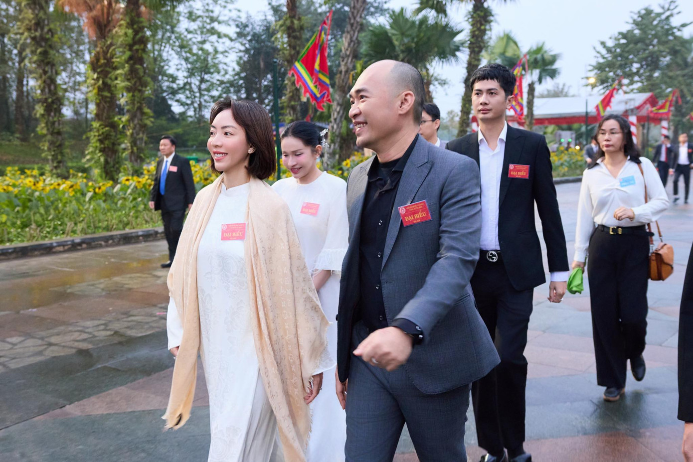 Diễn viên Thu Trang - Tiến Luật mang thẻ đại biểu, cùng đoàn nghệ sĩ ở TPHCM gồm Khả Như, Huỳnh Phương, rapper Hà Lê... đến viếng tại Khu di tích lịch sử Đền Hùng (Phú Thọ).