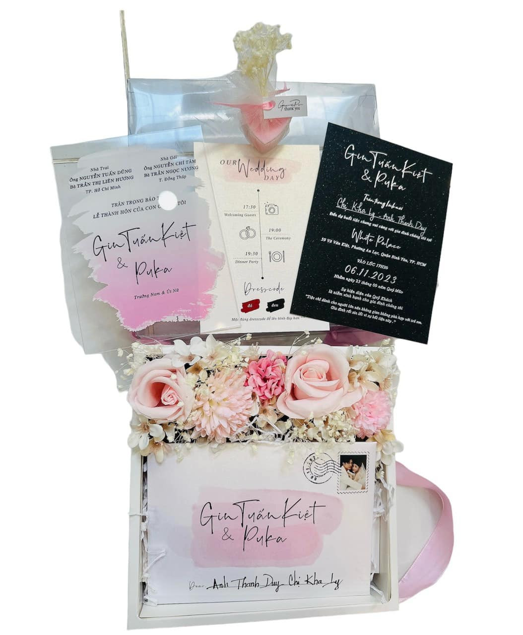 Trên trang cá nhân, diễn viên Thanh Duy đăng ảnh thiệp mời cùng khoảnh khắc tạo dáng trước sảnh trước khi bước vào không gian dự tiệc.