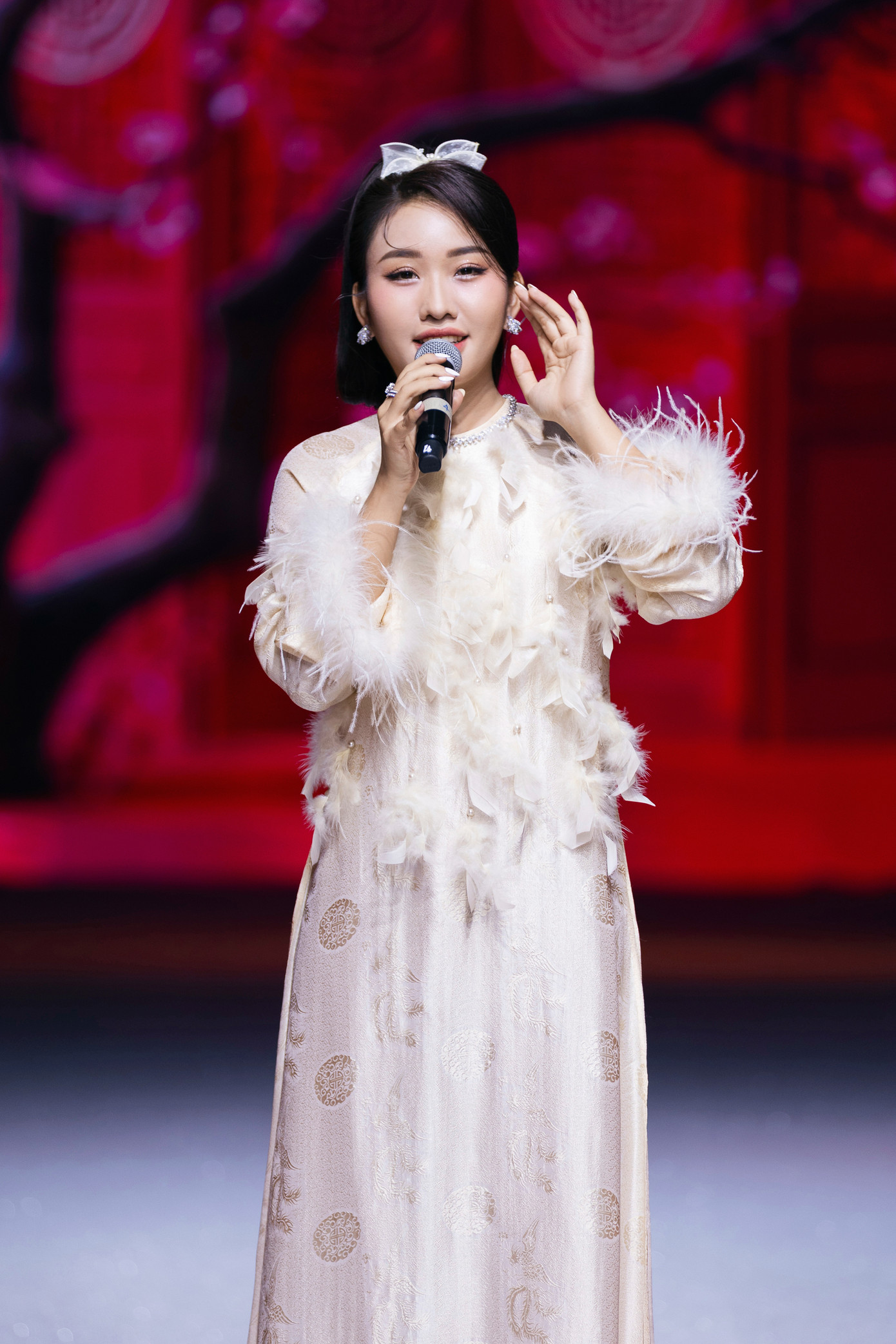 Thiêng Ngân (sinh năm 2003) được Phi Nhung nhận làm con nuôi sau cuộc thi Solo cùng bolero. Từ cô bé lớn lên trong hoàn cảnh khó khăn, Thiêng Ngân có cơ hội đứng trên sân khấu lớn. Ở tuổi 21, Thiêng Ngân được khán giả đón nhận khi theo đuổi dòng nhạc bolero, dân ca làm nên tên tuổi của Phi Nhung.