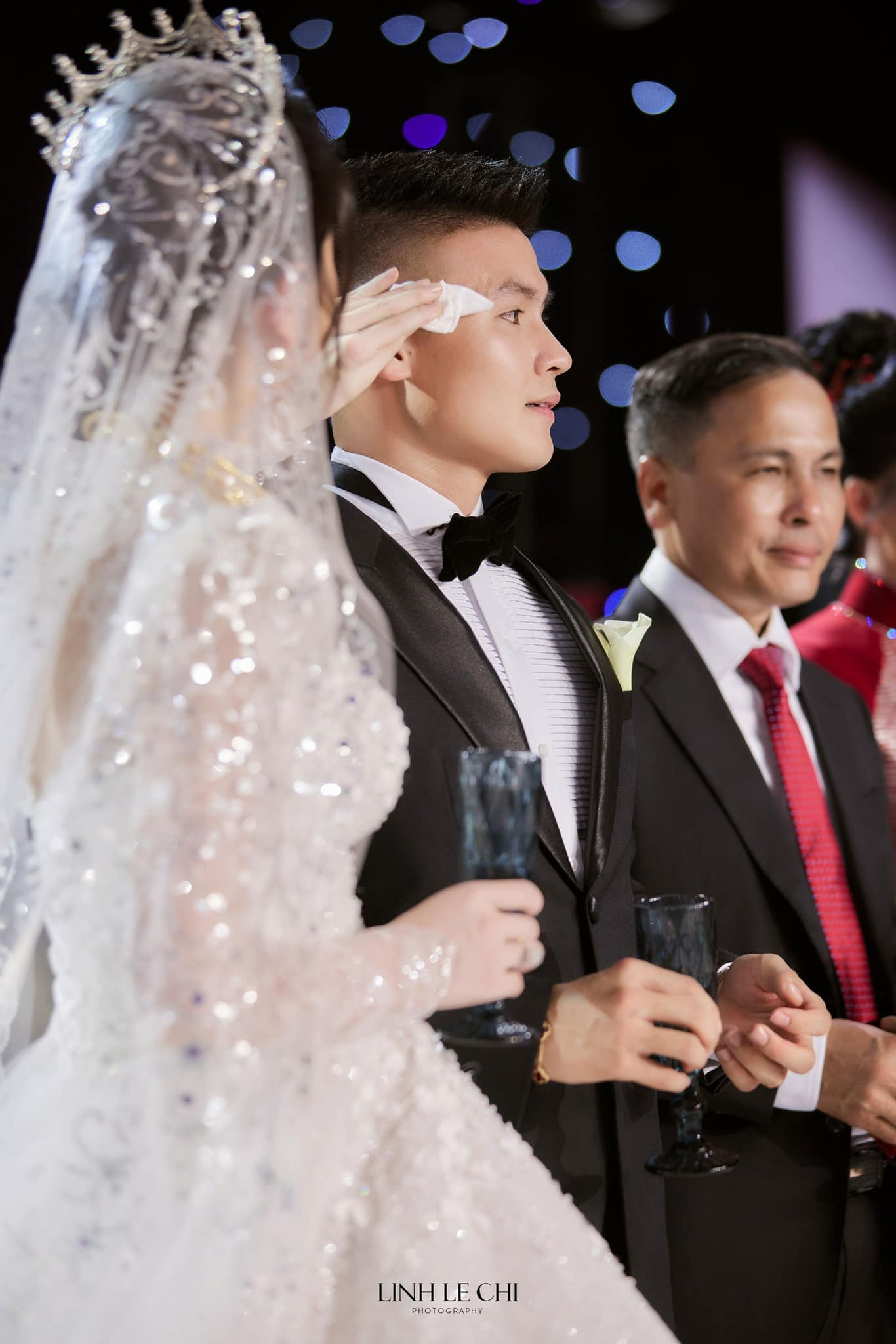 Khoảnh khắc cô dâu sinh năm 2000 lau mồ hôi cho chồng nhận nhiều lượt tương tác trên mạng xã hội.