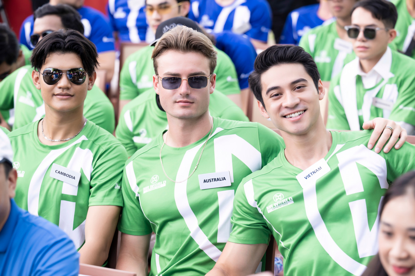 Dàn nam vương cuộc thi Mr World nhận số báo danh.