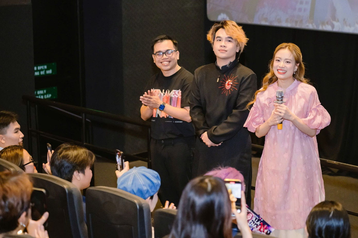 Hoàng Thùy Linh giao lưu khán giả tại TPHCM. Hoàng Thùy Linh giao lưu khán giả tại TPHCM.