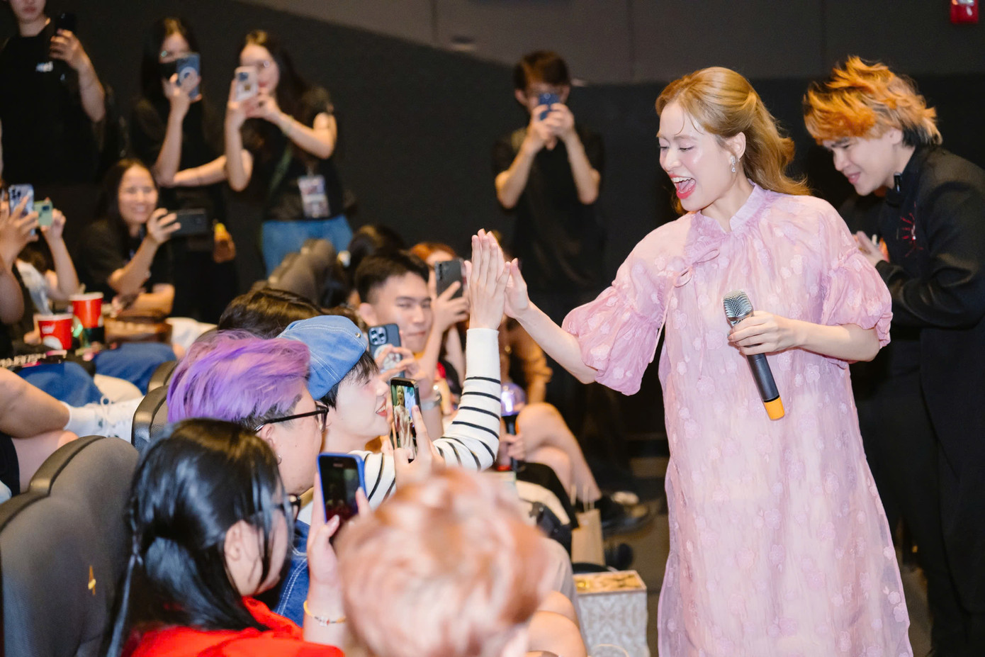 Hoàng Thùy Linh giao lưu khán giả tại TPHCM. Hoàng Thùy Linh giao lưu khán giả tại TPHCM.