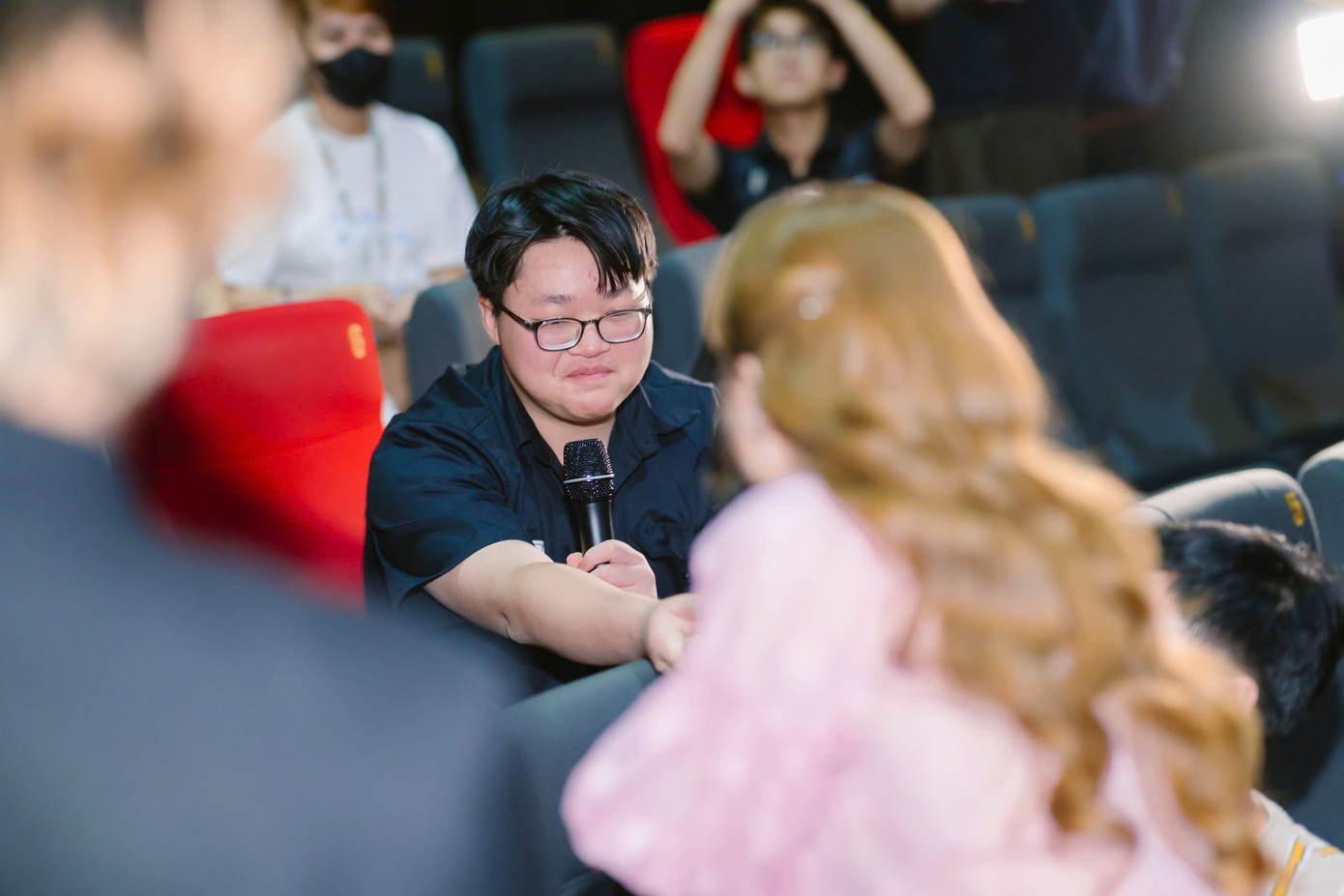 Hoàng Thùy Linh giao lưu khán giả tại TPHCM. Hoàng Thùy Linh giao lưu khán giả tại TPHCM.