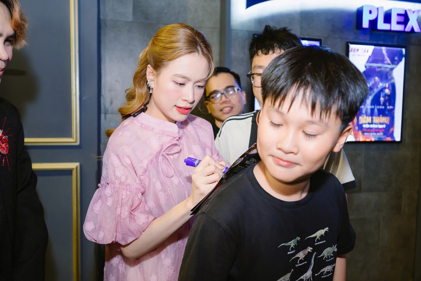 Hoàng Thùy Linh giao lưu khán giả tại TPHCM. Hoàng Thùy Linh giao lưu khán giả tại TPHCM.