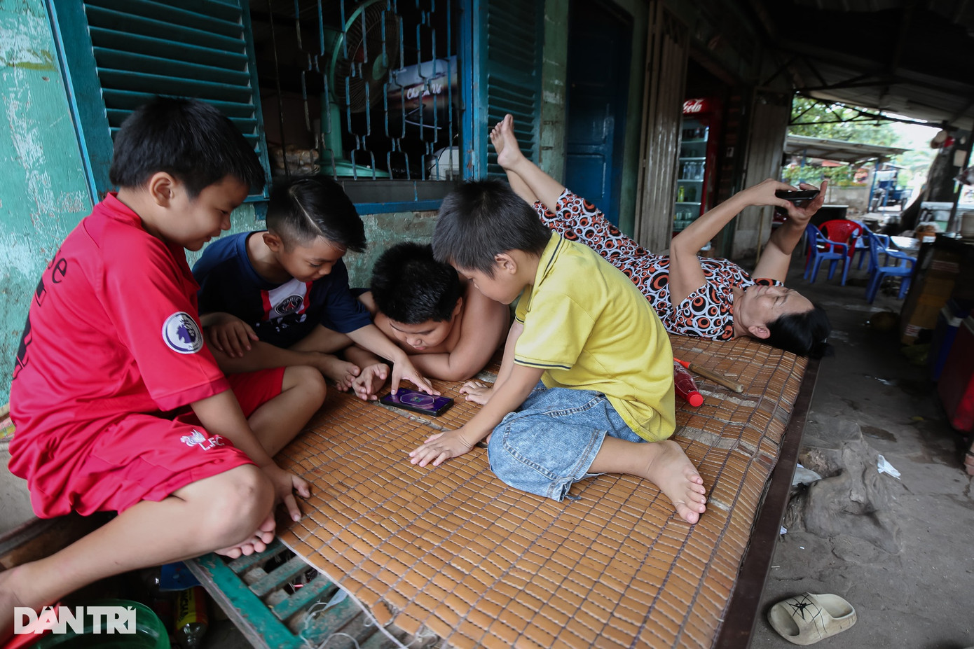 Nhóm trẻ em tại một gia đình ở phường Bình An, nằm cạnh KCN Biên Hòa 1 đang vui chơi những ngày hè. Việc di dời KCN ra khỏi trung tâm khiến các gia đình sống gần KCN ai cũng vui mừng.