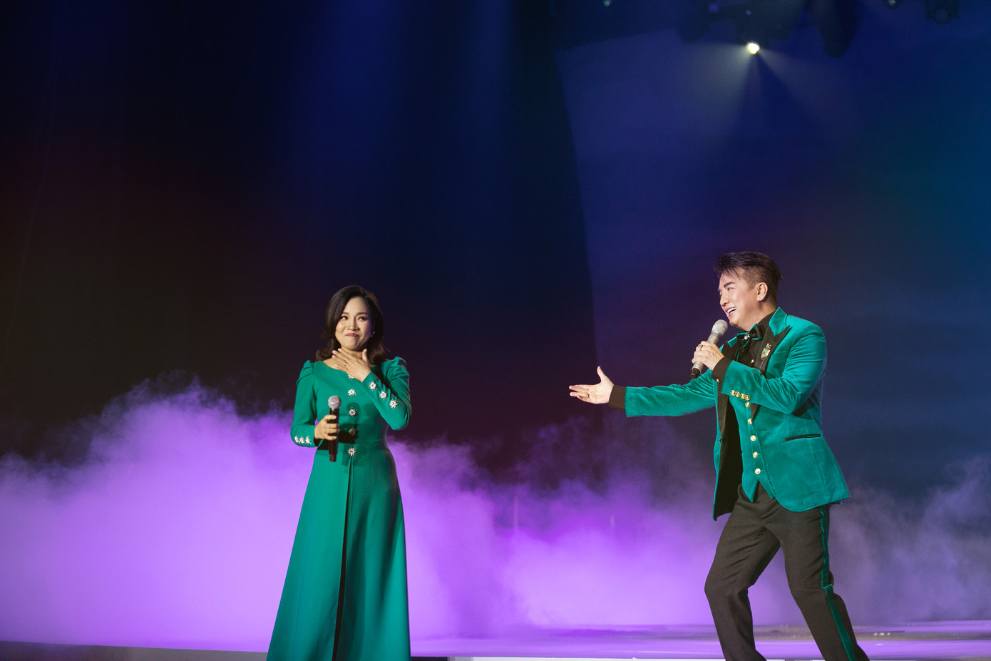 Sự xuất hiện của Mỹ Linh trong live show bolero khiến nhiều khán giả chú ý. Trên sân khấu, Mr. Đàm gọi đồng nghiệp là thầy, giới thiệu diva theo cách trang trọng.