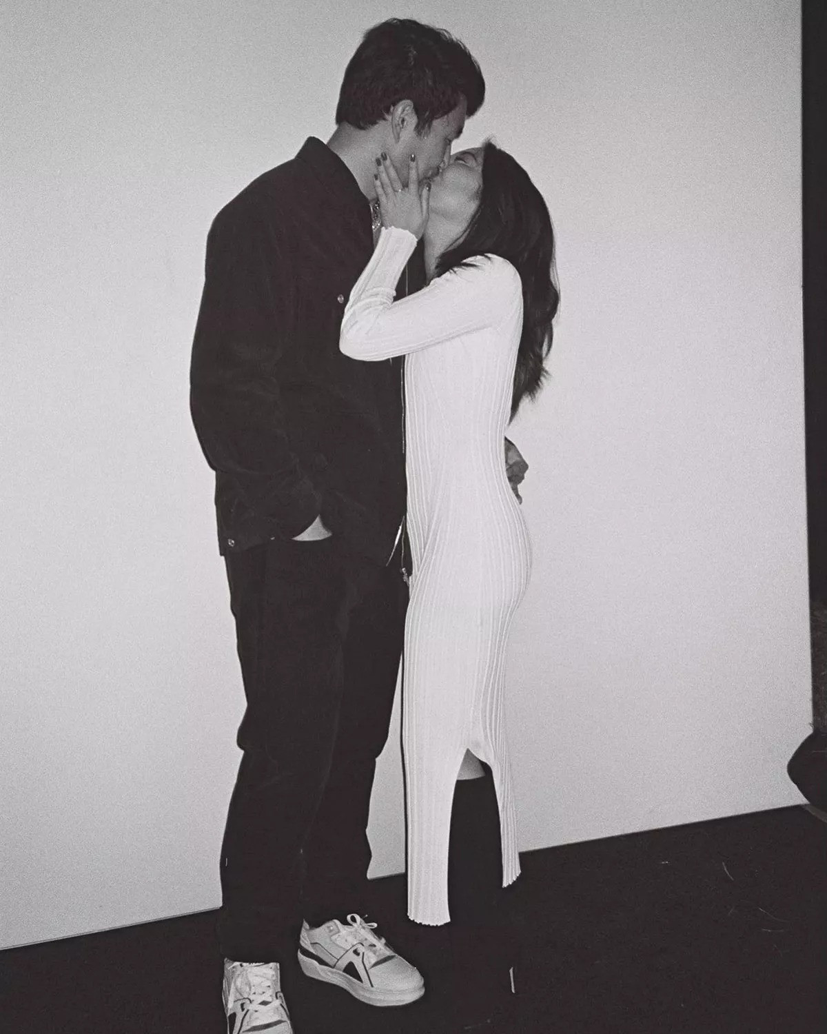 Lưu Tư Mộ đăng lên trang cá nhân bức ảnh chụp tình cảm cùng bạn gái Allison Hsu ngày 14/2. &quot;Chúc mừng Valentine ngọt ngào của chúng ta&quot;, Lưu Tư Mộ viết. Siêu anh hùng của Disney trước đó có nhiều khoảnh khắc tình cảm cùng bạn gái tại sự kiện Super Bowl 2023.