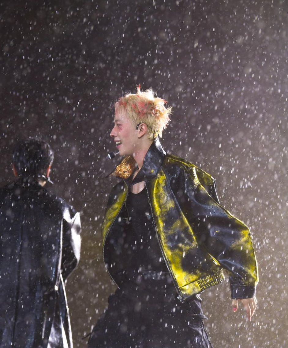 30 anh trai &quot;tắm mưa&quot;, hết mình cùng hàng chục nghìn fan Thủ đô.