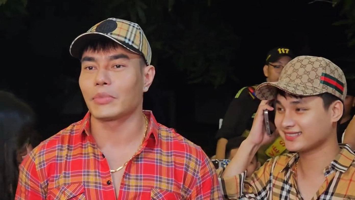 Trên mạng xã hội, nhiều người bình luận người chịu chơi và hết mình nhất vẫn là Lê Dương Bảo Lâm. Nam diễn viên chịu khó hóa trang và liên tục diễn tiểu phẩm trong tiệc cưới.