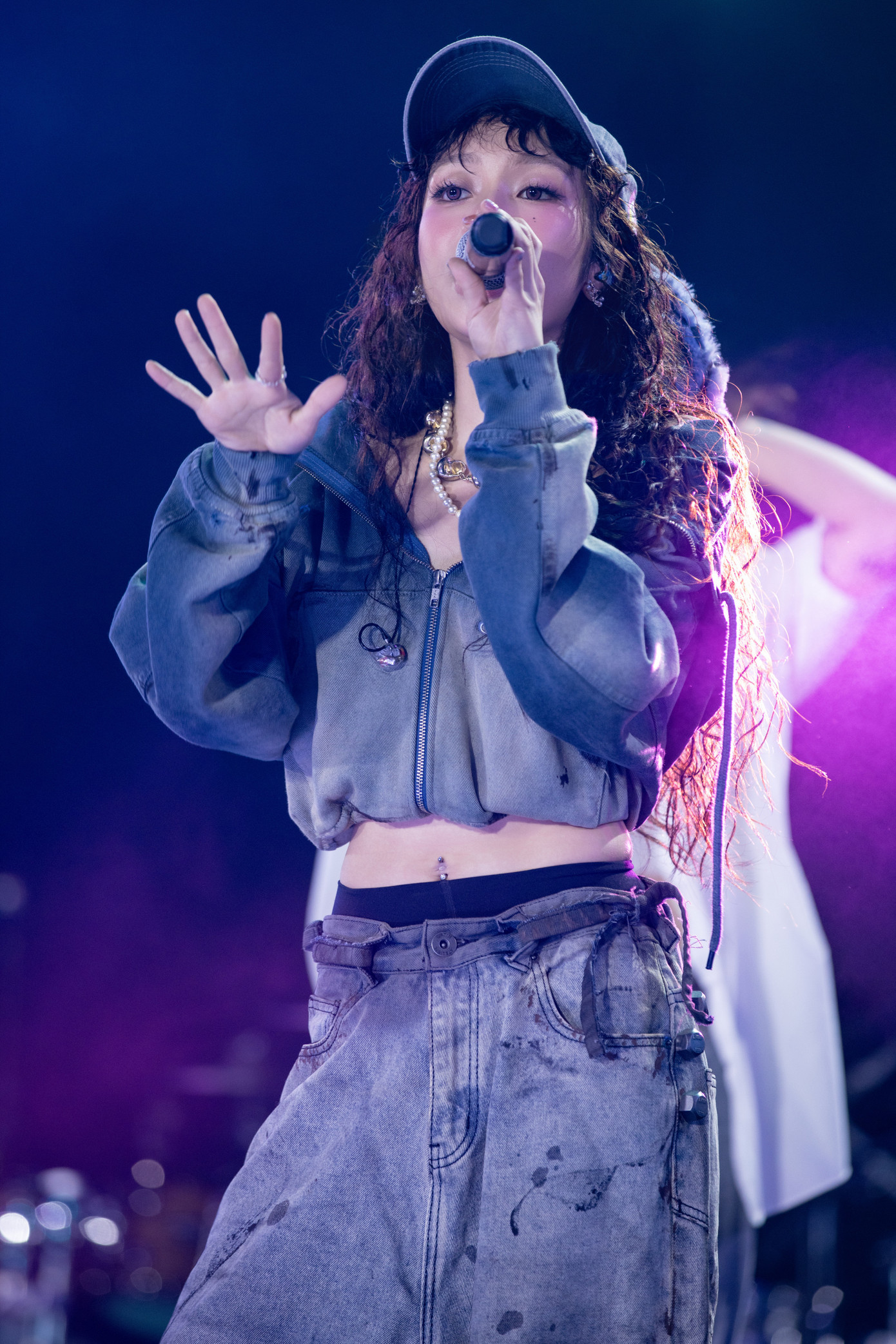 Ca sĩ Mỹ Anh trình diễn trên sân khấu với phong cách hip hop. Nữ ca sĩ khoe giọng và vũ đạo thông qua ca khúc Chẳng hề né tránh. Ca sĩ Mỹ Anh trình diễn trên sân khấu với phong cách hip hop. Nữ ca sĩ khoe giọng và vũ đạo thông qua ca khúc Chẳng hề né tránh.