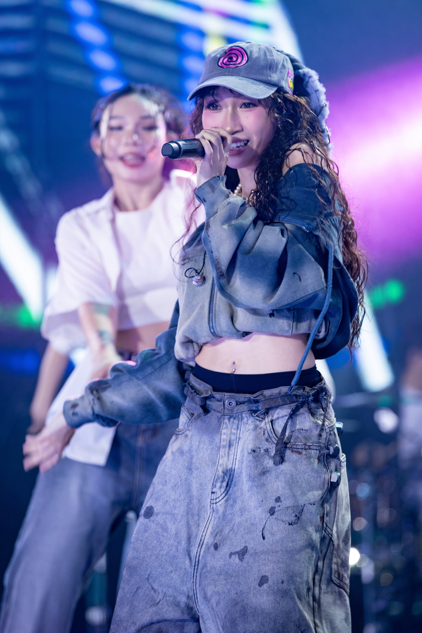 Ca sĩ Mỹ Anh trình diễn trên sân khấu với phong cách hip hop. Nữ ca sĩ khoe giọng và vũ đạo thông qua ca khúc Chẳng hề né tránh. Ca sĩ Mỹ Anh trình diễn trên sân khấu với phong cách hip hop. Nữ ca sĩ khoe giọng và vũ đạo thông qua ca khúc Chẳng hề né tránh.