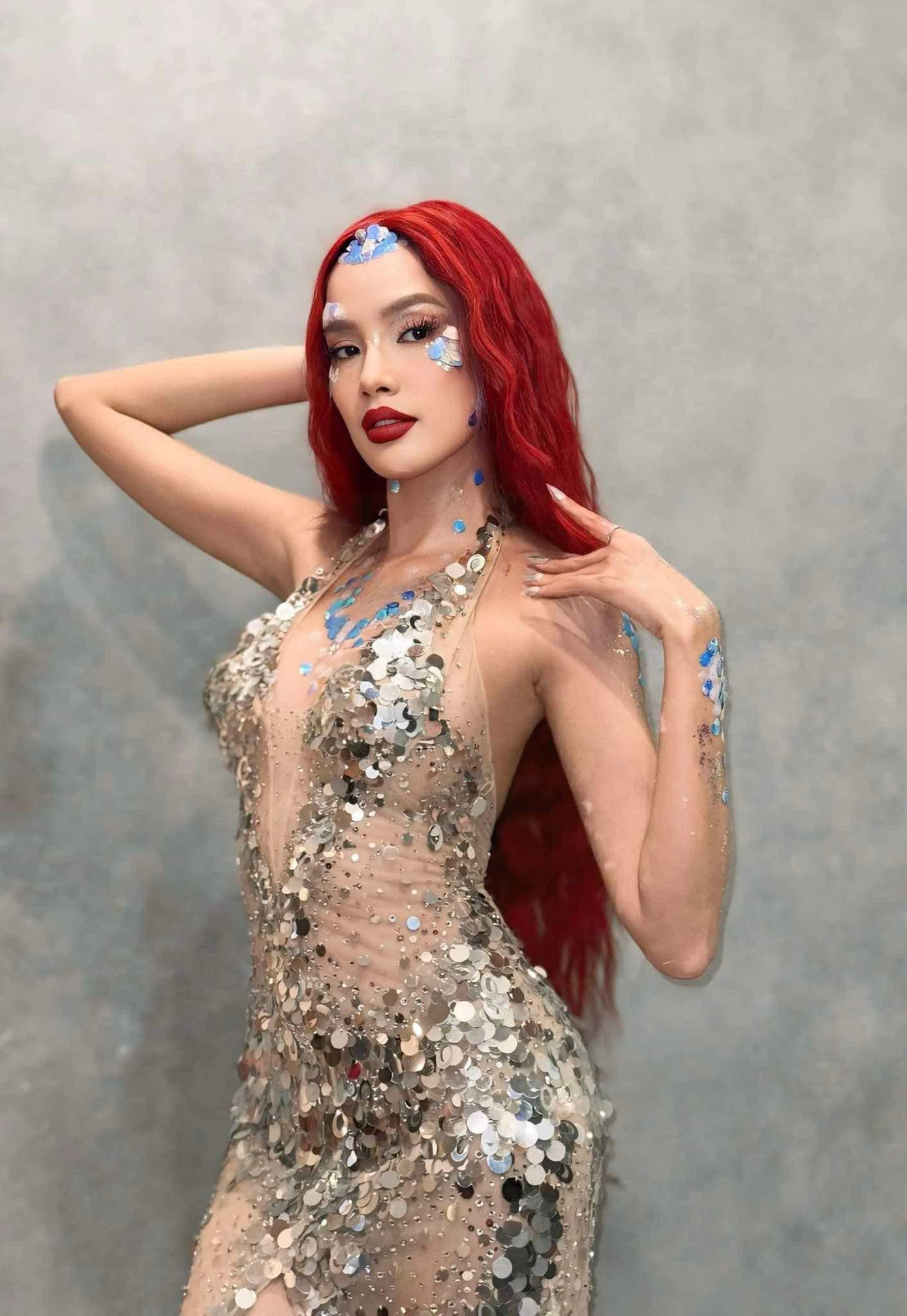 Lê Hoàng Phương nhận lời khen từ khán giả với tạo hình nàng tiên cá. Hoa hậu sinh năm 1995 đầu tư mái tóc đỏ giống phiên bản hoạt hình Disney. Trang phục xẻ sâu, đính sequins lấp lánh được cô tận dụng từ bộ váy trong đêm bán kết Hoa hậu Hòa bình Việt Nam 2023.