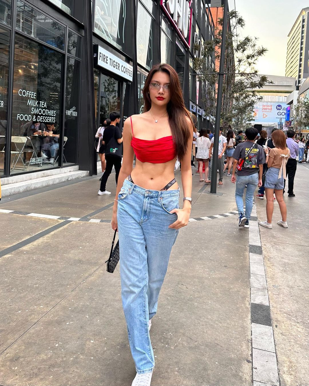 Đời thường, First Wang chuộng phong cách mặc khoe vòng eo con kiến. Với chiều cao 1,8 m cùng thân hình ấn tượng, cô luôn thu hút sự chú ý mỗi khi xuống phố.