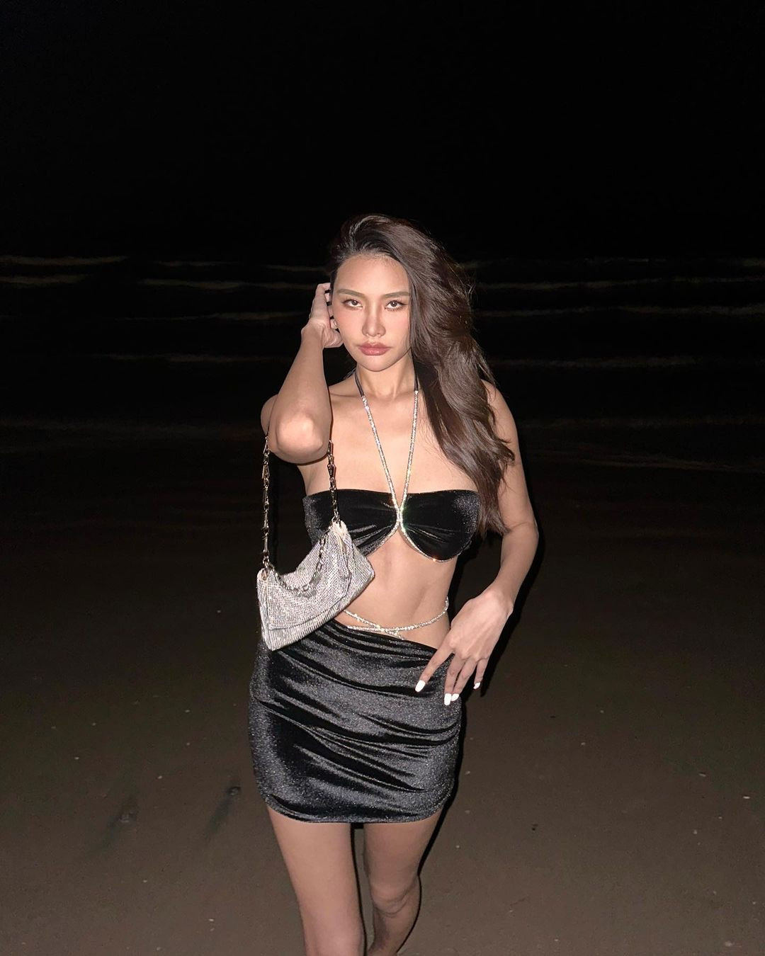 First Wang tốt nghiệp Đại học Thammasat. Cô có thời gian làm tiếp viên hàng không hãng Emirates Airline trước khi chuyển hướng sang sự nghiệp người mẫu.