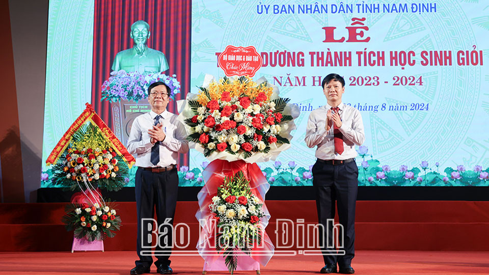 Đại diện Bộ GD và ĐT tặng hoa chúc mừng ngành GD và ĐT Nam Định. Đại diện Bộ GD và ĐT tặng hoa chúc mừng ngành GD và ĐT Nam Định.