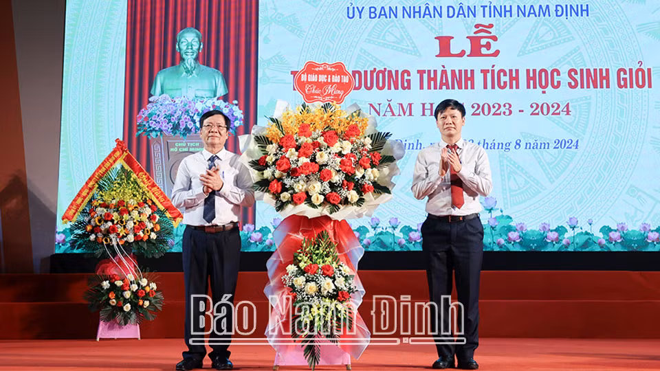 Đại diện Bộ GD và ĐT tặng hoa chúc mừng ngành GD và ĐT Nam Định.
