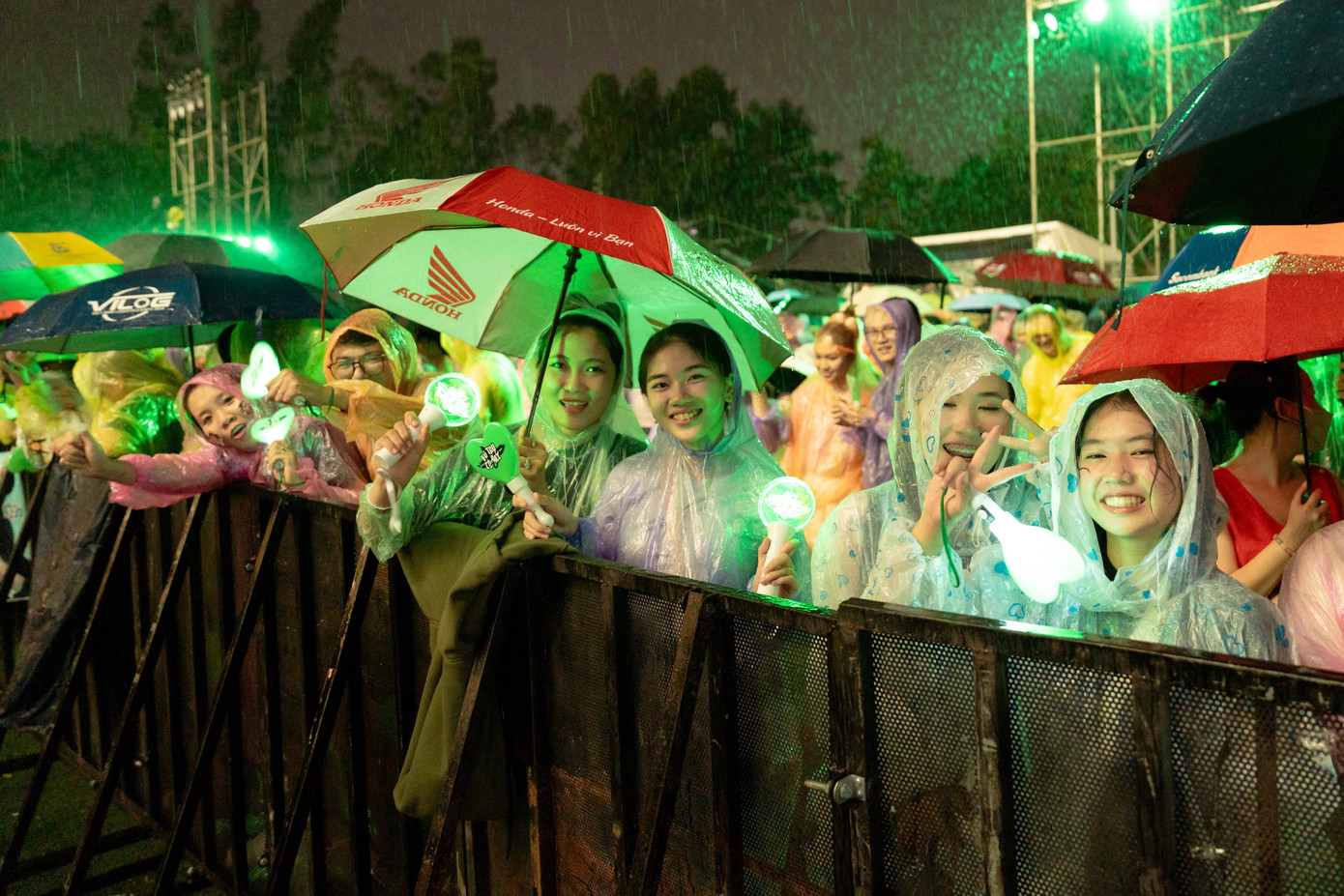 Tối 20/10, show diễn của Phương Mỹ diễn ra tại Đại học Sư phạm Kỹ thuật TPHCM. Trước giờ diễn, trời mưa lớn. Theo ghi nhận của Tiền Phong, dù mưa lớn, khán giả ở lại đến cuối, chờ thưởng thức giọng hát của nữ ca sĩ.