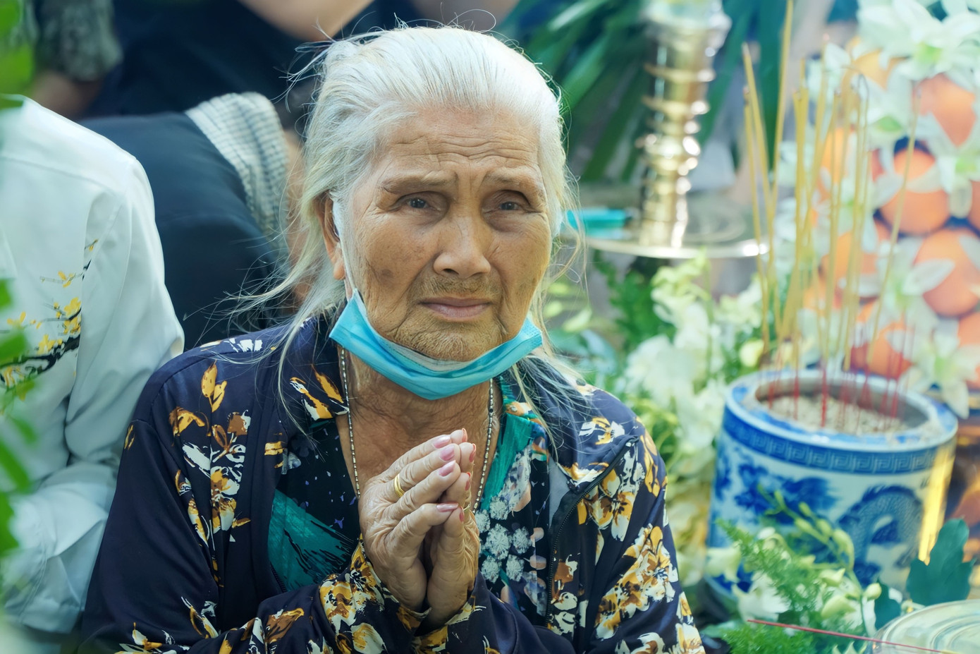 Nghệ sĩ gạo cội Hồng Sáp không giấu được cảm xúc khi đến viếng người em thân thiết trong nghề. Bà từng đứng chung sân khấu với nghệ sĩ Vũ Linh, bôn ba lưu diễn cùng đoàn cải lương tuồng cổ Huỳnh Long. Ảnh: Phạm Thành Trung. Nghệ sĩ gạo cội Hồng Sáp không giấu được cảm xúc khi đến viếng người em thân thiết trong nghề. Bà từng đứng chung sân khấu với nghệ sĩ Vũ Linh, bôn ba lưu diễn cùng đoàn cải lương tuồng cổ Huỳnh Long. Ảnh: Phạm Thành Trung.