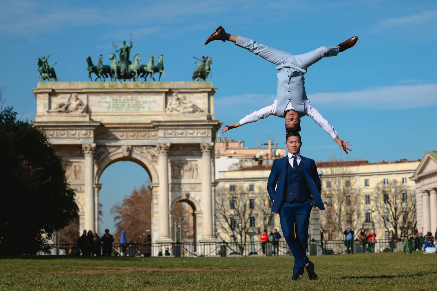 Khác với những lần xiếc khác phải mặc trang phục biểu diễn, Quốc Cơ - Quốc Nghiệp diện suit lịch lãm trong bộ ảnh kỷ niệm tại thành phố Milan, Italy. Ảnh: Hải An.