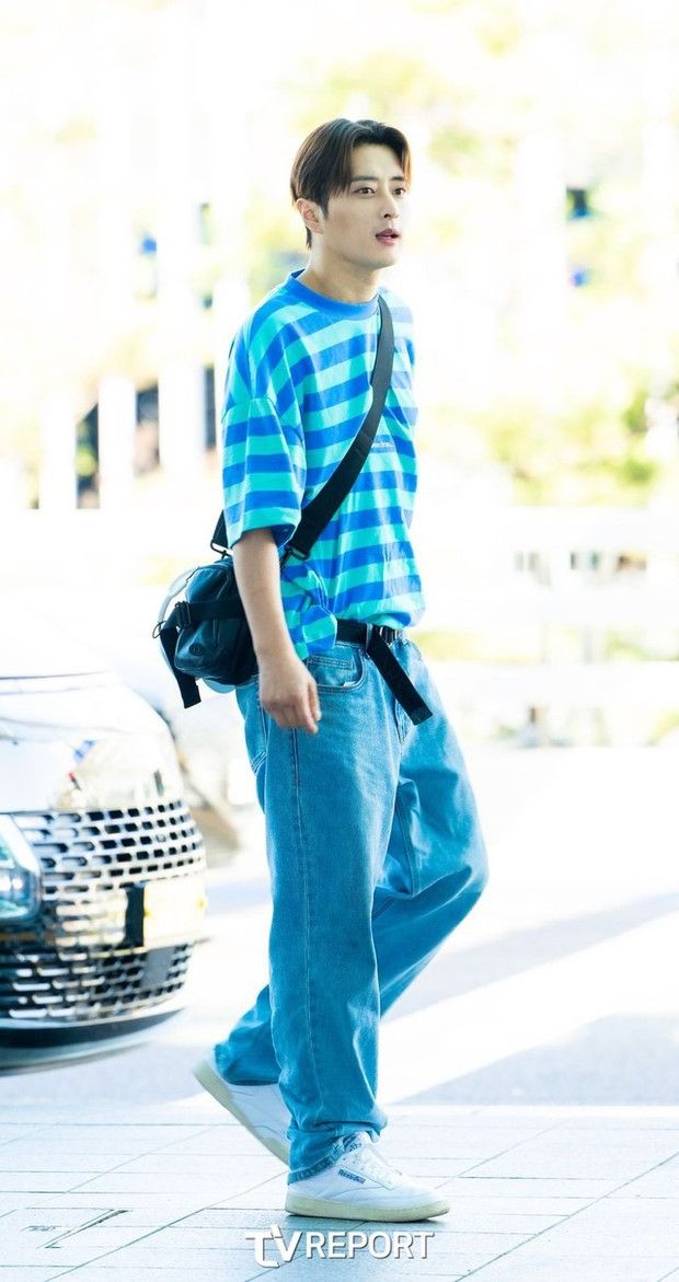 J.Seph diện trang phục năng động xuất hiện ở sân bay. Thành viên nhóm KARD phối denim cùng sơ mi cùng màu.