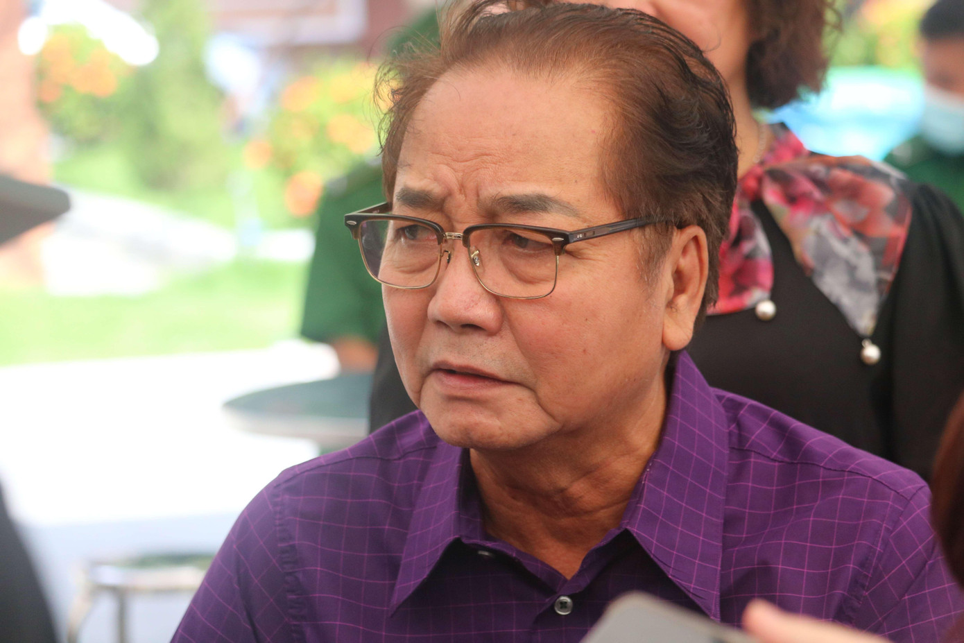 "Chị Hằng là tượng đài nghệ thuật trong lòng tôi và nhiều diễn viên đàn em khác. Chị diễn một cách xuất thần và bản năng, không qua trường lớp đào tạo nào", diễn viên Nguyễn Sanh nói.