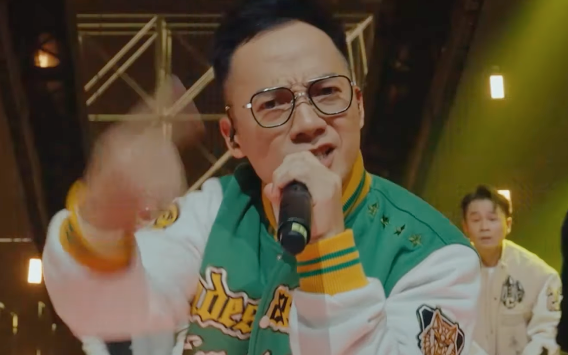 Anh Tiến Đạt 43 tuổi và "chú" Tiến Luật 41 tuổi viral mạng xã hội sau tập 2 của show Chông gai. Anh Tiến Đạt 43 tuổi và "chú" Tiến Luật 41 tuổi viral mạng xã hội sau tập 2 của show Chông gai.