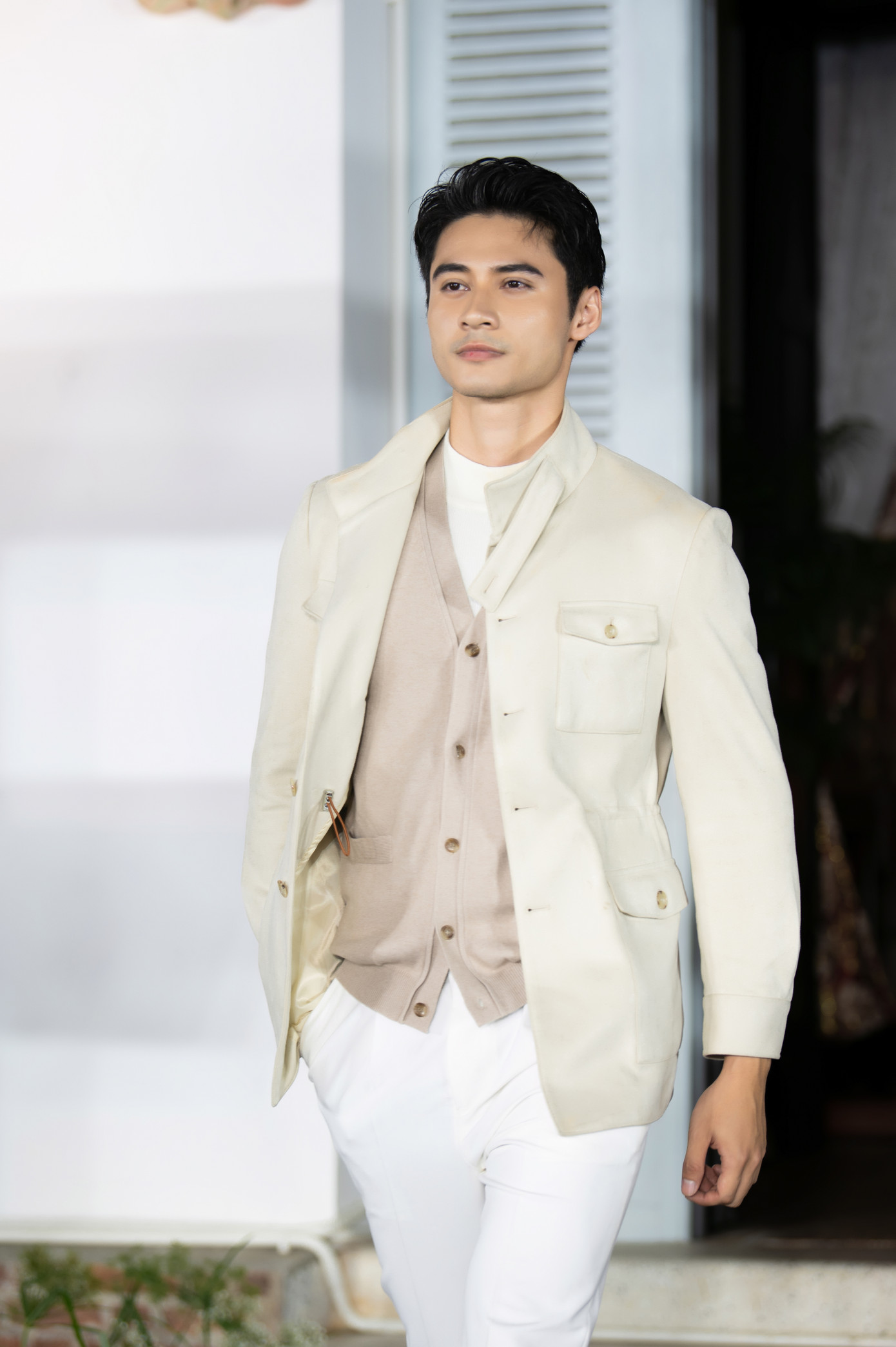 Bộ sưu tập vest đánh dấu sự chuyển mình, giao thoa văn hóa Đông - Tây. Bộ sưu tập vest đánh dấu sự chuyển mình, giao thoa văn hóa Đông - Tây.