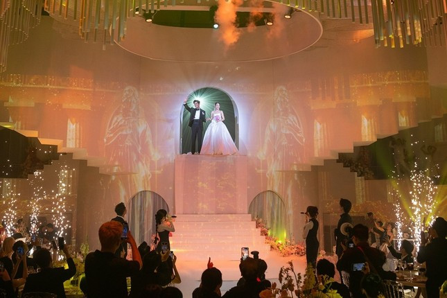 Puka và Gin Tuấn Kiệt trong tiệc cưới tại TPHCM ngày 6/11. Puka và Gin Tuấn Kiệt trong tiệc cưới tại TPHCM ngày 6/11.