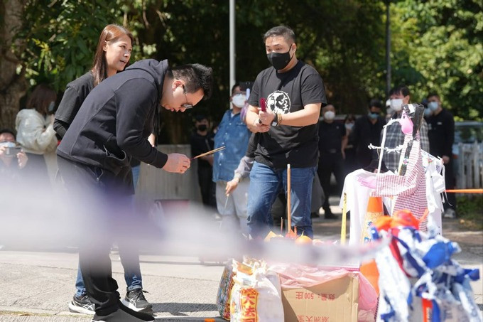 Người chồng thứ hai có mặt tại hiện trường để thắp hương cho Thái Thiên Phượng.