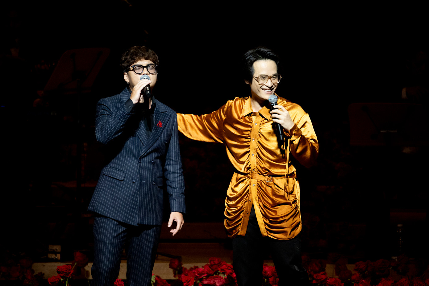 Ngoài những ca khúc quen thuộc, Hà Anh Tuấn hát 8 ca khúc hoàn toàn mới của dự án Sketch A Rose, trong đó có sáng tác của Trần Duy Khang (vest sọc). Theo nam ca sĩ, đây là hành động liều lĩnh vì khán giả đến concert thường để nghe những bản nhạc làm nên tên tuổi của nghệ sĩ. "Tôi liều lĩnh nhưng mong mọi người đến đây để cùng Hà Anh Tuấn reo hò trong đêm nay", Hà Anh Tuấn nói trên sân khấu. Ngoài những ca khúc quen thuộc, Hà Anh Tuấn hát 8 ca khúc hoàn toàn mới của dự án Sketch A Rose, trong đó có sáng tác của Trần Duy Khang (vest sọc). Theo nam ca sĩ, đây là hành động liều lĩnh vì khán giả đến concert thường để nghe những bản nhạc làm nên tên tuổi của nghệ sĩ. "Tôi liều lĩnh nhưng mong mọi người đến đây để cùng Hà Anh Tuấn reo hò trong đêm nay", Hà Anh Tuấn nói trên sân khấu.